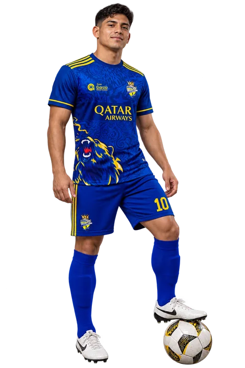 Uniforme de fútbol con escudo y gráficos personalizados.