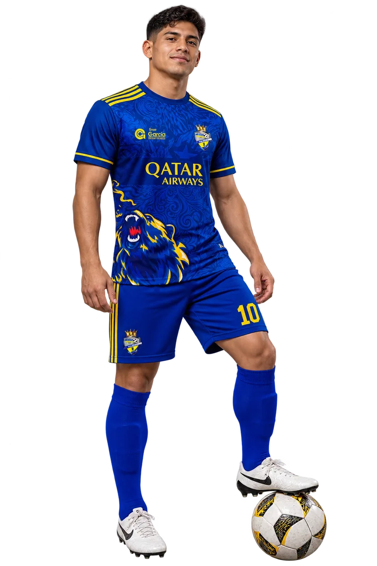 Uniforme de fútbol con escudo y gráficos personalizados.